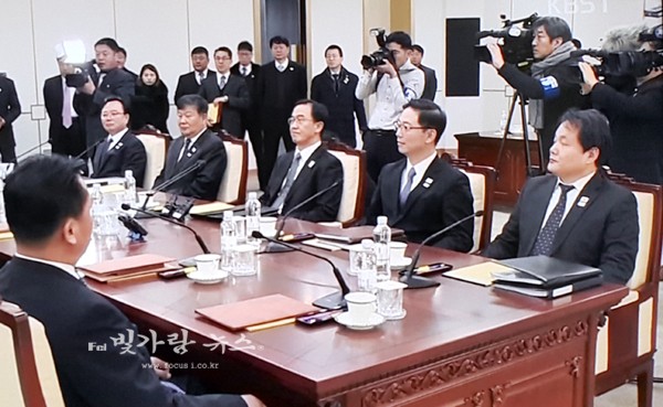 ▲ 자유의짐에서 열리고 있는 남북 고위급 회담 (JTBC 화면촬영)