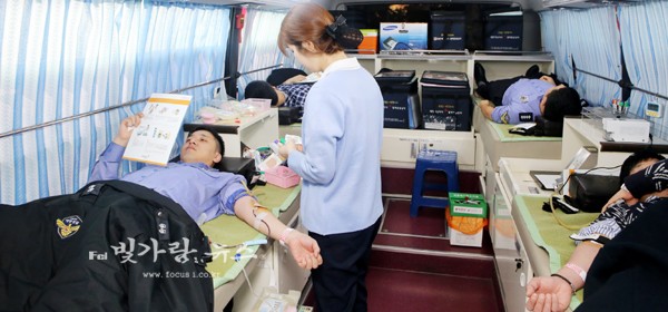 ▲ 헌혈을 하고 있는 여수 해경 (여수해경제공)