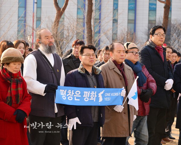  게양식에 함께하고 있는 (좌에서 2번째부터) 오효열 전 광주시 농민회장, 장헌권 목사(NCC 인권위원장)