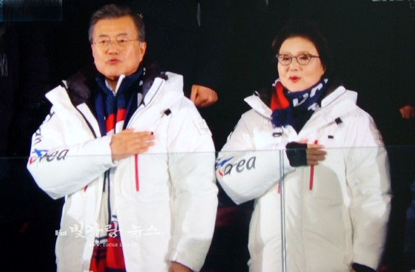 ▲ 국기에 대한 경례를 올리고 있는 문재인대통령과 김정숙(영부인) 여사
