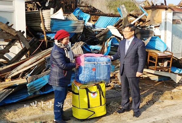 ▲ 주택 화재 위기가구 긴급지원하고 있는 장흥읍 행정복지센터