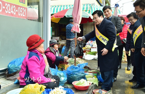 ▲ 전통시장 살리기 홍보활동을 하고 있는 유두석 장성군수