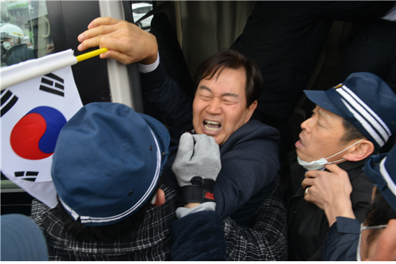 ▲ 일본경찰에 연행 되고 있는 성백진 의원