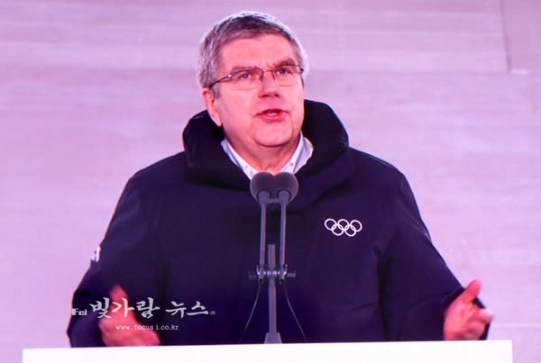  폐회선언을 하고 있는 토마스 바흐 IOC 위원장