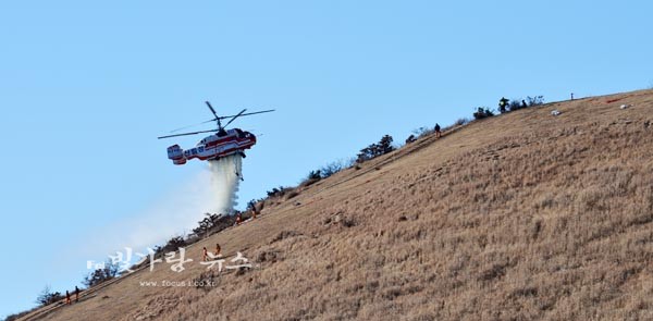 ▲ 화재진압 훈련을 하고 있는 헬기 (자료사진)
