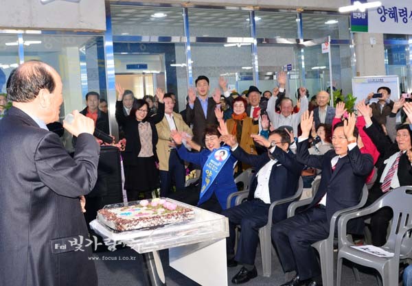 ▲ 6.13 지방선거에서 승리를 다짐하는 만세삼창을 선창하고 있는 조수웅 전 광주시 의원