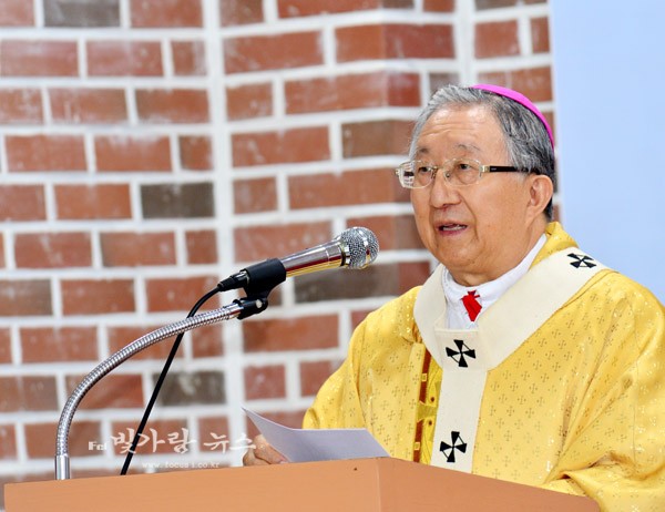 ▲ 화정1동성당을 찾아 강론하고 있는 김희중 대주교