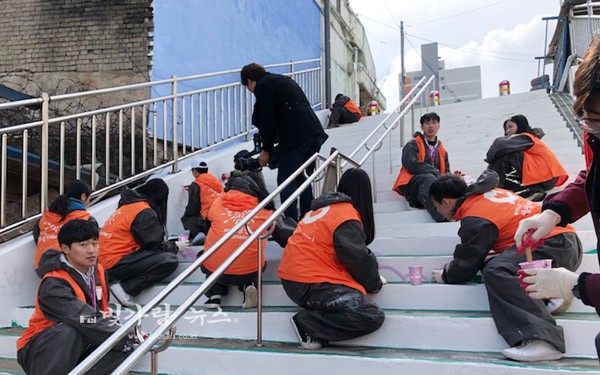 계단벽화 진행하고 있는  KT&G 전남본부&광주 자원봉사센터