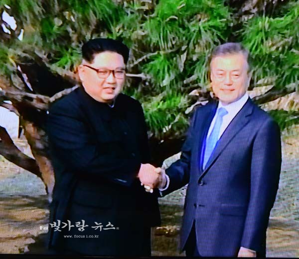 기념식수 후 악수를 교환하고 있는 김정은 국무위원장과 문재인대통령