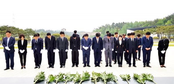 ▲ 국립5.18민주묘지를 참배하고 있는 김병내 남구청장 예비후보 일행