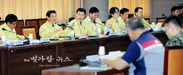 재난대응 안전한국훈련 회의를 주재하고 있는 윤장현 광주시당