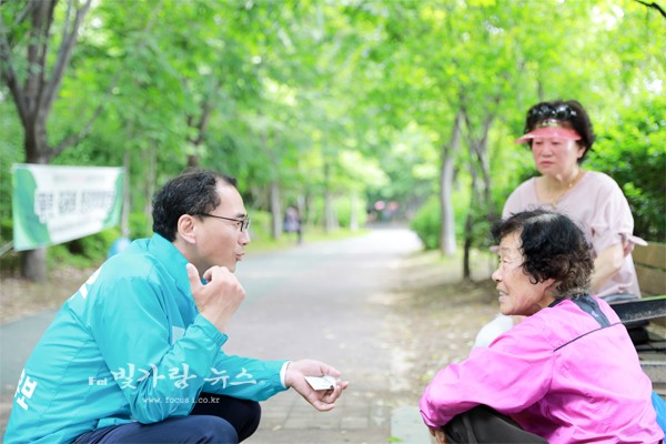 ▲ 선거운동을 펼치고 있는 김영우 후보