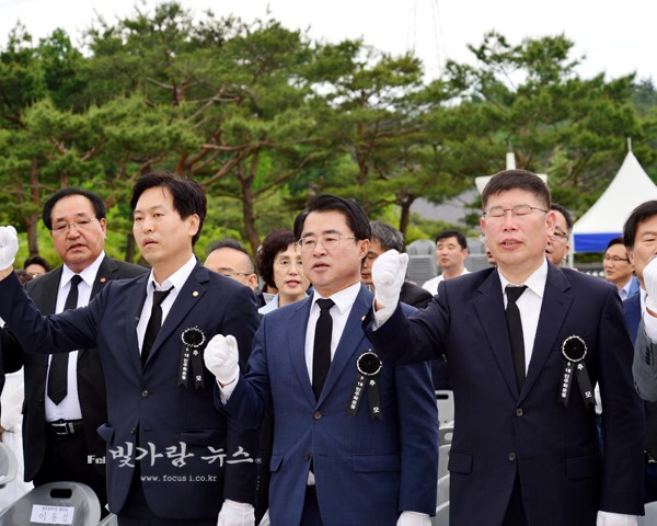  님을 위한 행진곡을 제창하고 있는 (좌로부터) 손금주, 최경환, 김경진 국회의원