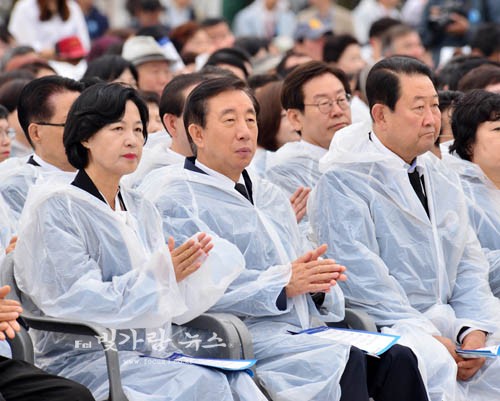  국무총리 기념사에 박수를 보내고 있는 (좌로부터)추미애 더불어민주당 대표,  김성태 자유한국당 원내대표
