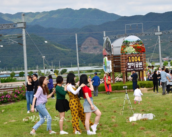 19일 개막된 제8회 곡성세계장미축제 , 추억을 담고 있는 관광객들