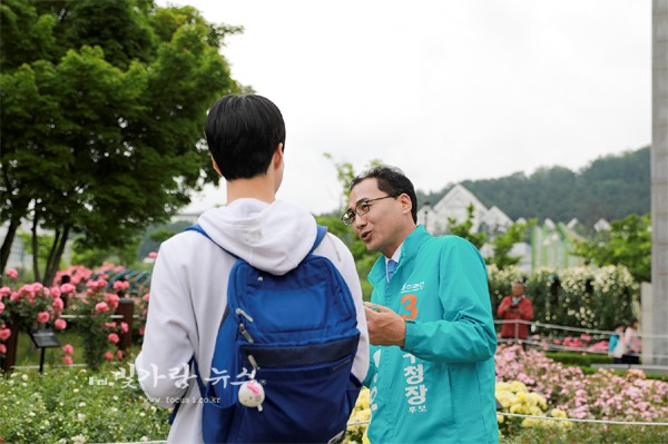 ▲ 청년과 대화를 나누고 있는 김영우 후보