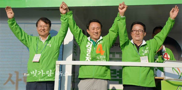 ▲ 선거유세를 펼치고 있는 (좌로부터) 천정배 의원, 김명진 후보, 박지원 의원