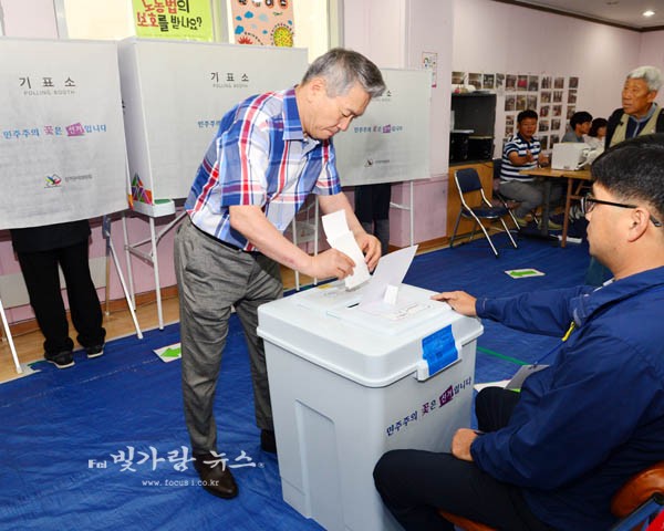 ▲ 학운동 사전투표소에서 첫 번째로 투표를 하고 있는 시민