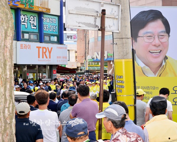 유듀석 후보의 선거연설을 경청하고 있는 군민들