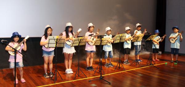 ▲ 엑스포공원 주제관에서 엄다학교센터 아동들이 우크렐레 공연을 펼치고 있다.