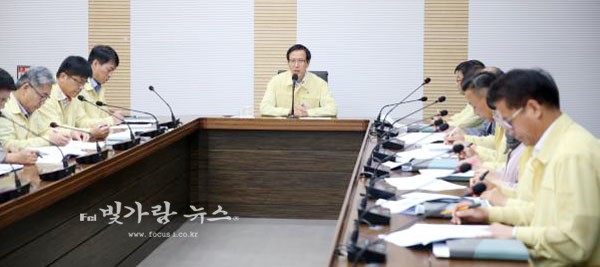 태풍피해 예방 대책회의를 주재하고 있는 송귀근 군수