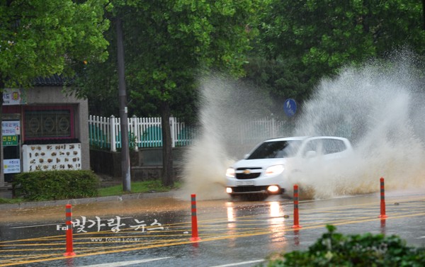 ▲ 갑자기 내린 폭우로 도로가 침수 직전까지 이르고 있다(10시 30분 광주 동구 학동에서 촬영)