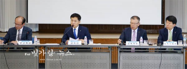 전남교육정책월례회의를  주재하고 있는 장석웅 교육감(좌에서 두번째)