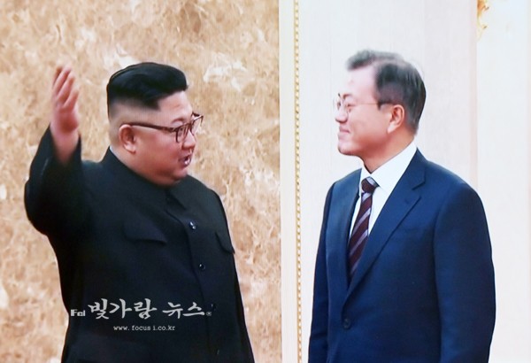노동당 본부청사에서  회담장소로 문재인 대통령을 안내하고 있는 김정은 국무위원장