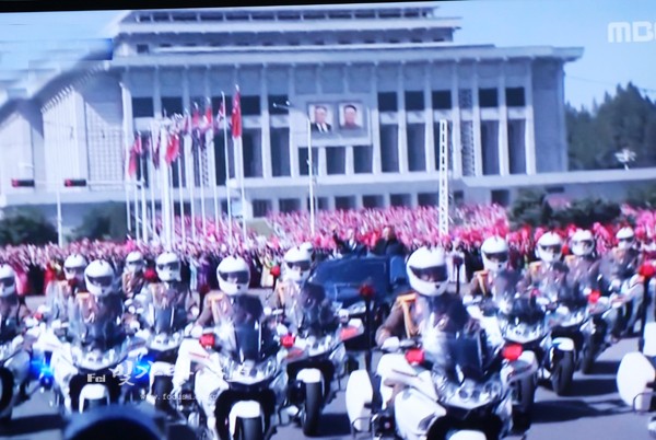 ▲ 문재인대통령과 김정은 국무위원장이 무지개차에 탑승, 퍼레이드에 에스코트를 하고 있는 경찰들