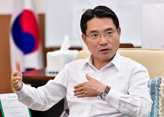 ▲ 지자체 차원 남북경제협력사업 추진할 계획 발표하고 있는 권오봉시장