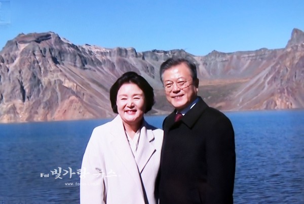 ▲ 기념촬영을 하고 있는 문재인 대통령 과 김정숙 여사