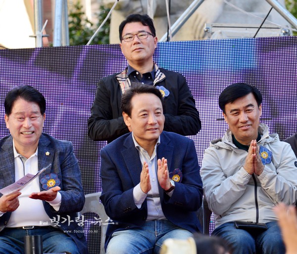 ▲ 거리퍼레드 참가팀에게 박수를 보내고 있는 (좌로부터)박종균 동구의회 의장, 임택 동구청장