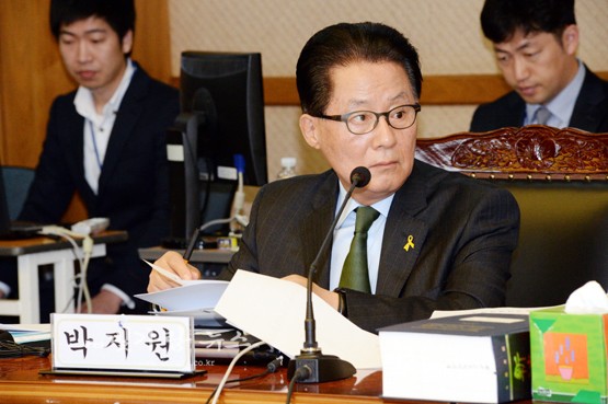 국감중인 박지원 의원