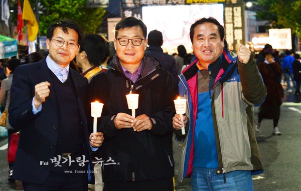 ▲ 촛불집회에 함께하고 있는 (좌로부터) 김홍길 박사, 정영일 동광재교수, 정재원 참여자치21 대표
