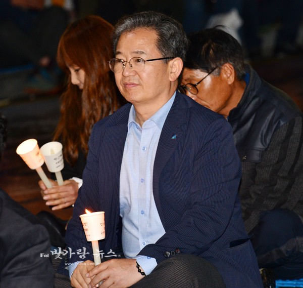▲ 촛불집회에 함께하고 있는 이용빈 더불어민주당 광산갑 위원장