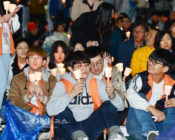 ▲ 촛불집회에 함께하고 있는 학생 및시민들
