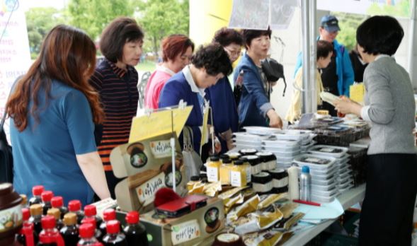 ▲ 3개군 수도권 농부장터 공동개최한  농특산물 공동 판매행사