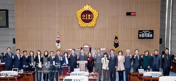 ▲ 성명서를 발표하고 있는 김동찬 의장과 의원들