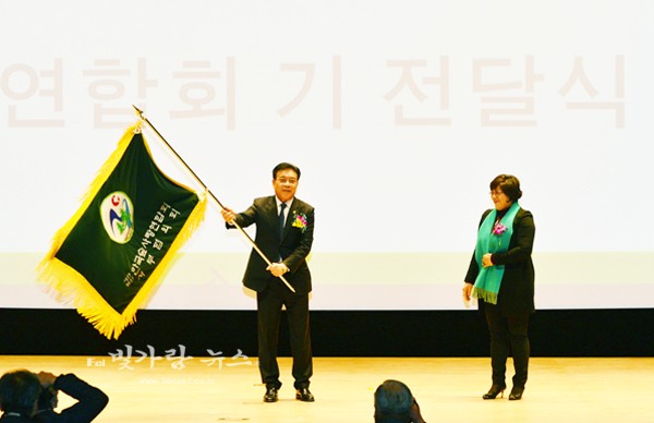▲ 대회기를 받은 이송암 총재가 깃발을 흔들어 보이고 있다.