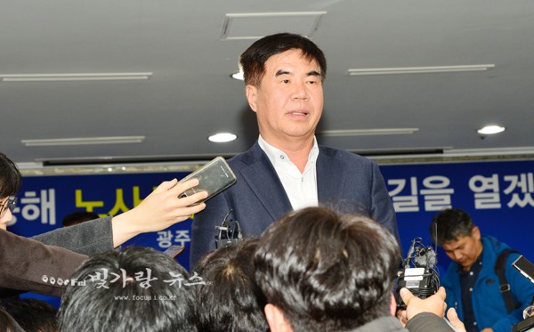 ▲ 회의결과에 대해 입장을 표명하고 있는 윤종해 한국노총광주본부 의장