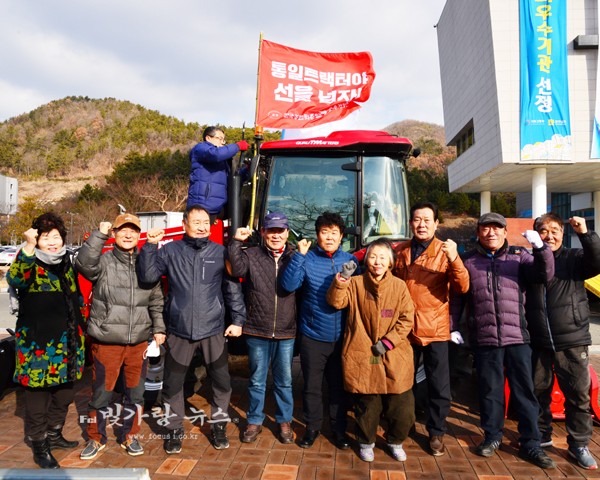 ▲ “통일트랙터” 품앗이 운동에 함께하고 있는 광주. 전남 농민들