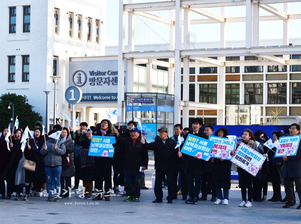 ▲ 5.18민주광장에서 열린 서울남북정상회담 성사를 위한 홍보활동에 함께하고 있는 회원들과 시민들