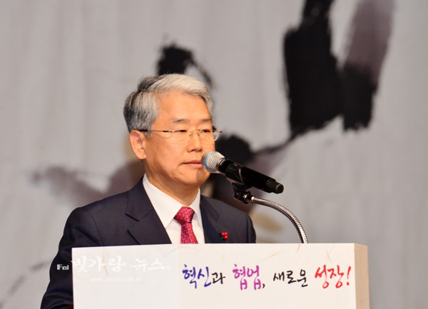 ▲ 신년덕담을 하고 있는 김동철 국회의원