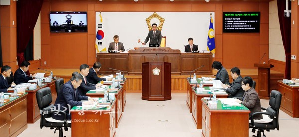 ▲ 제248회 임시회 개회선언을 하고 있는 김상헌 의장