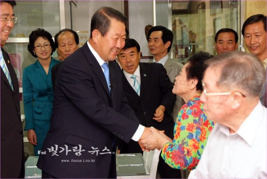 ▲ 성을 맞이하여 사회복지 시설을 방문하고 있는 박주선 의원 (빛가람뉴스 자료사지)