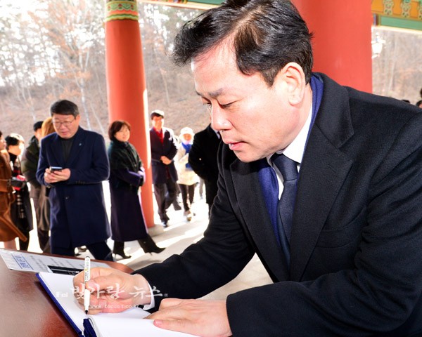 방명록에 추모의 글을 남기고 있는 송갑석 시당위원장 