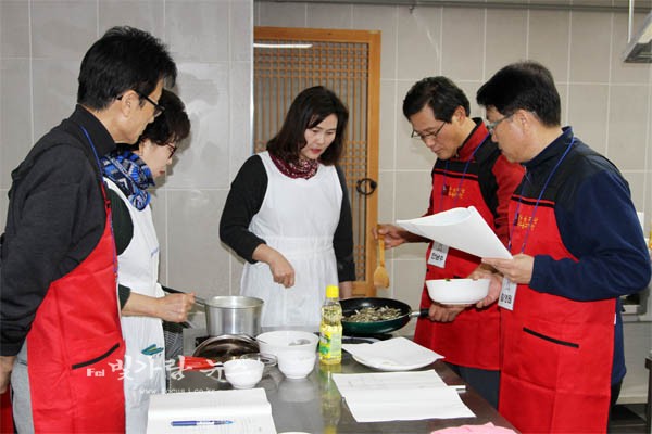 ▲ 요리강습을 받고 있는 수강생들 (광주문화재단제공)