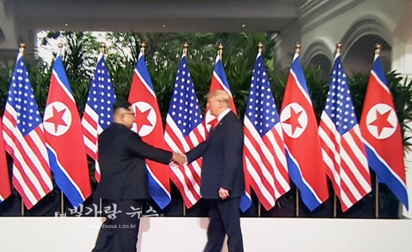 ▲ 악수를 나누고 있는 (좌로부터)김정은 북한국무위원장 과 도널드 트럼프 미국 대통령