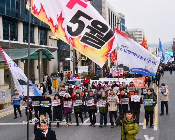 ▲ 80년 5월의 아픈 역사의 거리 금남로에서 거리행진을 하고 있는 광주시민들