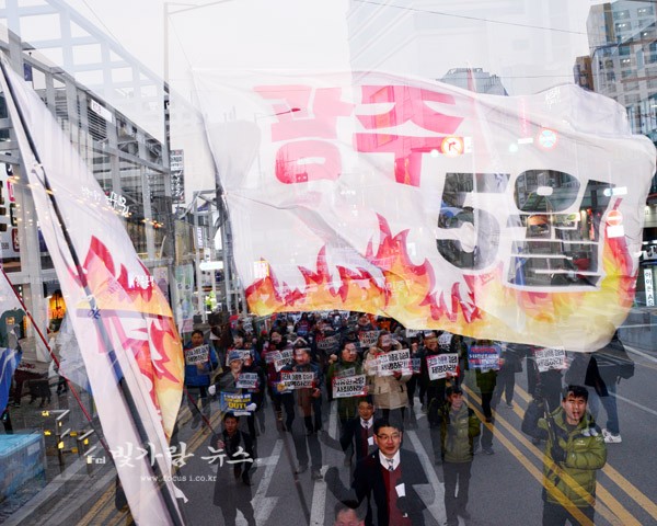 80년 5월의 아픈 역사의 거리 금남로에서 거리행진을 하고 있는 광주시민들
